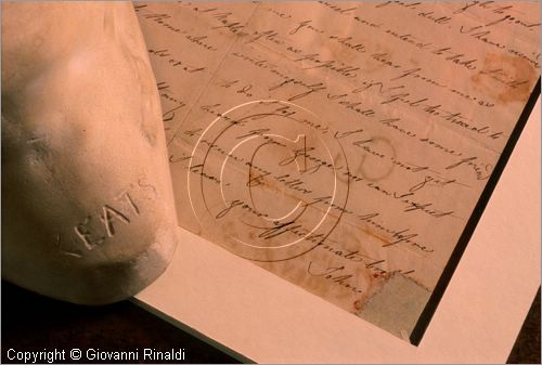 ROMA
"Keats-Shelley Memorial House"
museo dedicato alla memoria dei due poeti inglesi nella casa dove visse per qualche mese e morì John Keats
in piazza di Spagna
particolare di uno scritto