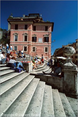 ROMA
"Keats-Shelley Memorial House"
museo dedicato alla memoria dei due poeti inglesi nella casa dove visse per qualche mese e mor John Keats
in piazza di Spagna
veduta esterna della casa dalla scalinata di Trinit dei Monti