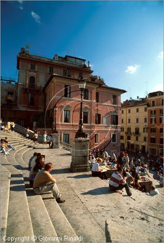 ROMA
"Keats-Shelley Memorial House"
museo dedicato alla memoria dei due poeti inglesi nella casa dove visse per qualche mese e mor John Keats
in piazza di Spagna
veduta esterna della casa ai piedi della scalinata di Trinit dei Monti