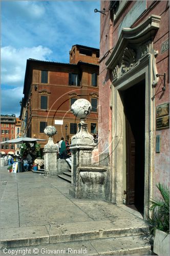 ROMA
"Keats-Shelley Memorial House"
museo dedicato alla memoria dei due poeti inglesi nella casa dove visse per qualche mese e mor John Keats
in piazza di Spagna
veduta esterna dell'ingresso della casa ai piedi della scalinata di Trinit dei Monti