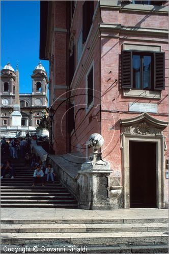 ROMA
"Keats-Shelley Memorial House"
museo dedicato alla memoria dei due poeti inglesi nella casa dove visse per qualche mese e mor John Keats
in piazza di Spagna
veduta esterna della casa dalla scalinata di Trinit dei Monti