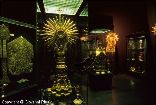 ROMA
San Pietro in Vaticano
Museo del Tesoro di San Pietro
Ostensorio francese del secolo XVIII decorato con pietre semipreziose