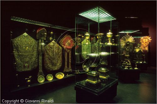 ROMA
San Pietro in Vaticano
Museo del Tesoro di San Pietro
vetrina con vasi in argento cesellato