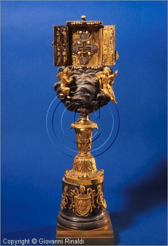 ROMA
San Pietro in Vaticano
Museo del Tesoro di San Pietro
Teca aurea del VII secolo di orificeria bizantina con piedistallo dei Borgognone