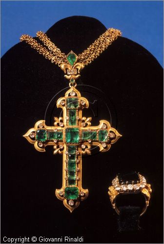 ROMA
San Pietro in Vaticano
Museo del Tesoro di San Pietro
Croce pettorale, anello e catena in oro e smeraldi di San Pio X