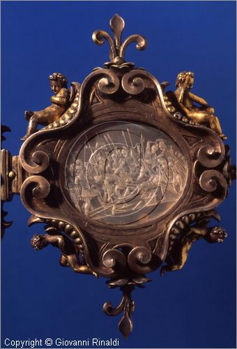ROMA
San Pietro in Vaticano
Museo del Tesoro di San Pietro
Croce in bronzo dorato e cristallo di rocca inciso di Antonio Gentili (secolo XVI) - particolare