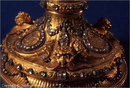 ROMA
San Pietro in Vaticano
Museo del Tesoro di San Pietro
Calice York in oro e 130 brillanti
bottega del Valadier del secolo XVIII
particolare della base