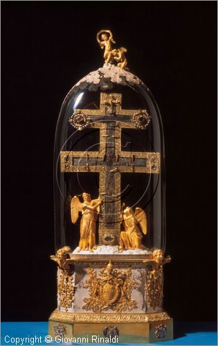 ROMA
San Pietro in Vaticano
Museo del Tesoro di San Pietro
Croce greco-bizantina con incastonato il sacro legno della croce (secolo XI) in teca di epoca successiva