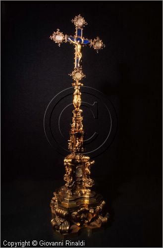 ROMA
San Pietro in Vaticano
Museo del Tesoro di San Pietro
Croce in bronzo dorato e cristallo di rocca inciso di Antonio Gentili da Faenza (secolo XVI)
