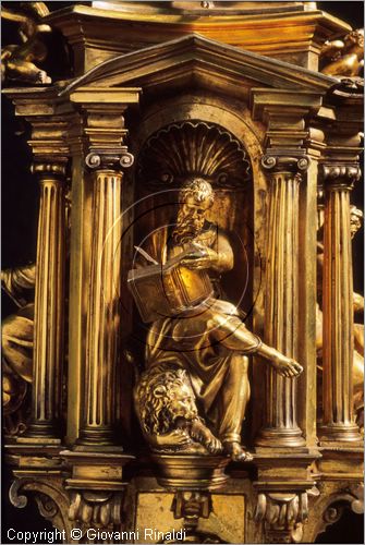 ROMA
San Pietro in Vaticano
Museo del Tesoro di San Pietro
Croce in bronzo dorato e cristallo di rocca inciso di Antonio Gentili da Faenza (secolo XVI)
particolare