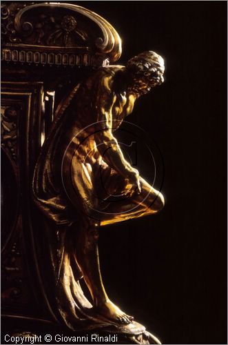 ROMA
San Pietro in Vaticano
Museo del Tesoro di San Pietro
Croce in bronzo dorato e cristallo di rocca inciso di Antonio Gentili da Faenza (secolo XVI)
particolare