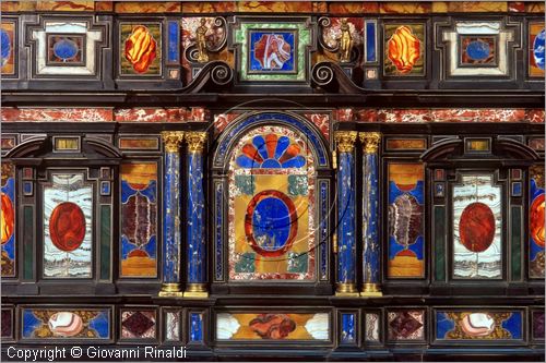 ROMA
Pinacoteca Capitolina
Sala Pietro da Cortona
stipi con pietre dure dalla collezione del Conte Cini