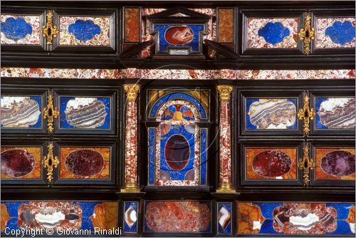 ROMA
Pinacoteca Capitolina
Sala Pietro da Cortona
stipi con pietre dure dalla collezione del Conte Cini