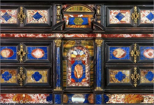 ROMA
Pinacoteca Capitolina
Sala Pietro da Cortona
stipi con pietre dure dalla collezione del Conte Cini