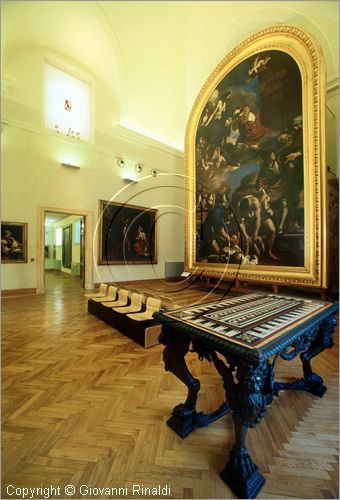 ROMA
Pinacoteca Capitolina
Sala di Santa Petronilla
veduta della sala con in fondo il grande quadro del Guercino "seppellimento di Santa Petronilla e Cleopatra davanti ad Ottaviano