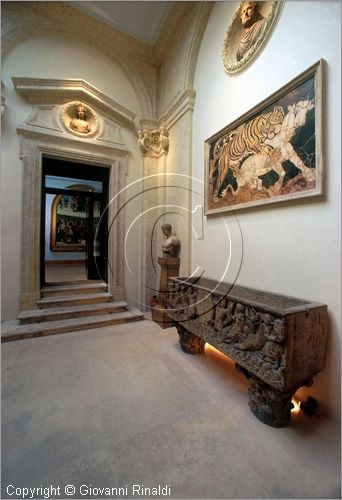 ROMA
Pinacoteca Capitolina
atrio di ingresso con sarcofago romano e opus sectile della villa di Giuno Basso