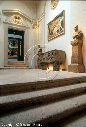 ROMA
Pinacoteca Capitolina
atrio di ingresso con sarcofago romano e opus sectile della villa di Giuno Basso