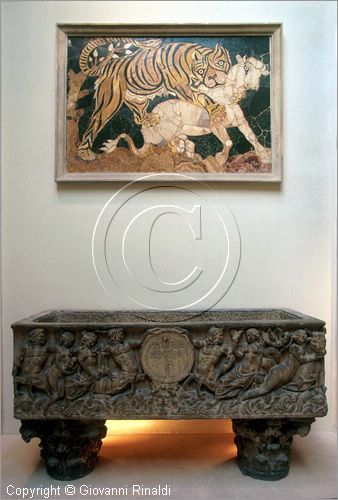 ROMA
Pinacoteca Capitolina
atrio di ingresso con sarcofago romano e opus sectile della villa di Giuno Basso