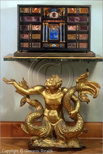 ROMA
Pinacoteca Capitolina
Sala Pietro da Cortona
basamento dorato e stipi con pietre dure dalla collezione del Conte Cini