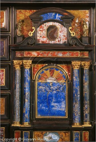 ROMA
Pinacoteca Capitolina
Sala Pietro da Cortona
stipi con pietre dure dalla collezione del Conte Cini
