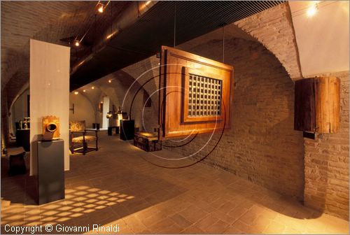 ITALY - SERRA DE' CONTI (AN)
Museo delle Arti Monastiche "Le Stanze del Tempo Sospeso" (Convento di San Francesco)
Sala I - introduzione alla storia del monastero
da sinistra: bussolotto delle offerte, grata della clausura e ruota della Badessa