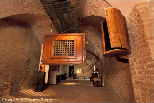 ITALY - SERRA DE' CONTI (AN)
Museo delle Arti Monastiche "Le Stanze del Tempo Sospeso" (Convento di San Francesco)
Sala I - introduzione alla storia del monastero
da sinistra: grata della clausura e ruota della Badessa