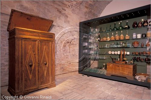 ITALY - SERRA DE' CONTI (AN)
Museo delle Arti Monastiche "Le Stanze del Tempo Sospeso" (Convento di San Francesco)
Sala II  - mobile da spezieria (antica farmacia) in legno intagliato del XVII secolo, nella vetrina oggetti da farmacia