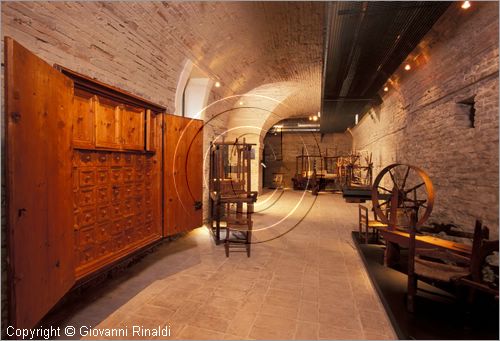 ITALY - SERRA DE' CONTI (AN)
Museo delle Arti Monastiche "Le Stanze del Tempo Sospeso" (Convento di San Francesco)
Sala V  - armadio dei "livelli", telai e filatoi a mano in legno intagliato (secolo XVIII)