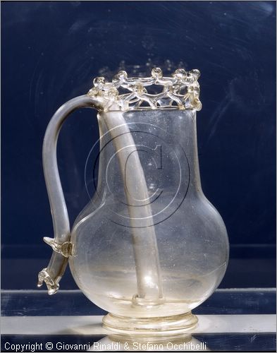ITALY - TORGIANO (PG) - Museo del Vino - caraffa scherzo "Bevi se puoi" - vetro della metà del XVI secolo (Francia)