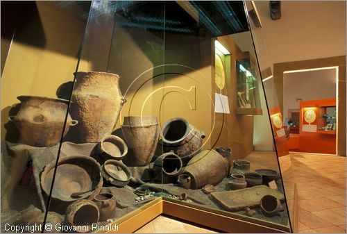 VALENTANO (VT)
Museo Civico
sala IV: reperti dell'et del bronzo provenienti dall'insediamento del Lago di Mezzano