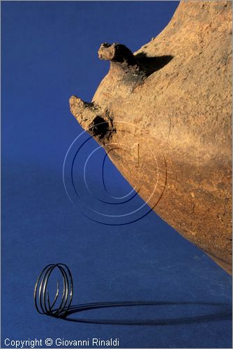 VALENTANO (VT)
Museo Civico
Vaso biconico e fermaglio in argento, provenienti dall'insediamento dell'et del bronzo  del lago di Mezzano