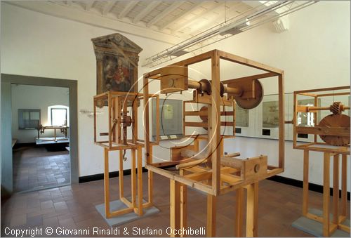 ITALY - VINCI (FI)
Museo Leonardiano nel Castello dei Conti Guidi
sala del primo piano  con modelli di meccanismi con ruote dentate, pignoni, viti senza fine ecc. disegnati da Leonardo da Vinci