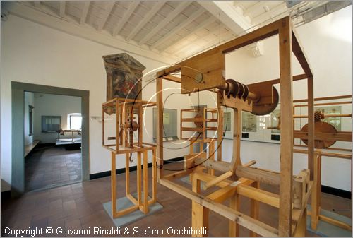 ITALY - VINCI (FI)
Museo Leonardiano nel Castello dei Conti Guidi
sala del primo piano  con modelli di meccanismi con ruote dentate, pignoni, viti senza fine ecc. disegnati da Leonardo da Vinci