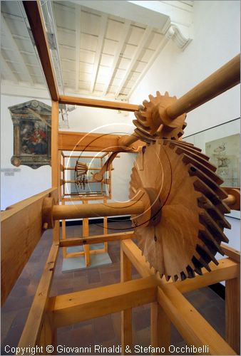 ITALY - VINCI (FI)
Museo Leonardiano nel Castello dei Conti Guidi
sala del primo piano  con modelli di meccanismi con ruote dentate, pignoni, viti senza fine ecc. disegnati da Leonardo da Vinci