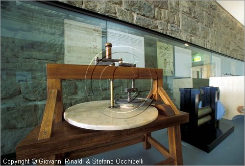 ITALY - VINCI (FI)
Museo Leonardiano nel Castello dei Conti Guidi
sala del piano terra con modello di macchina per la lavorazione degli specchi disegnata da Leonardo da Vinci