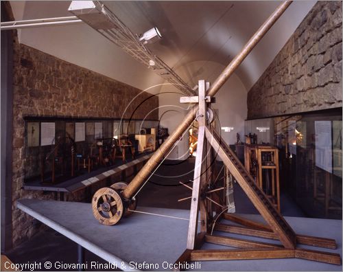 ITALY - VINCI (FI)
Museo Leonardiano nel Castello dei Conti Guidi
sala del piano terra con modello di macchina per rizzare le antenne disegnata da Leonardo da Vinci