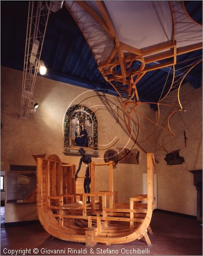 ITALY - VINCI (FI)
Museo Leonardiano nel Castello dei Conti Guidi
sala del primo piano  con sezione di nave e ala articolata