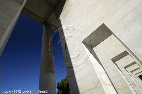 ITALY - ROMA - EUR - portico di raccordo tra il Palazzo delle Arti e Tradizioni Popolari e il Palazzo della Scienza Universale