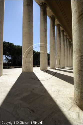 ITALY - ROMA - EUR - Palazzo Mostra della Romanit oggi Museo della Civilt Romana (Pietro Aschieri,Domenico Bernardini,Cesare Pascoletti,e Gino Peressutti,1939-52) - colonnato di raccordo dei due edifici