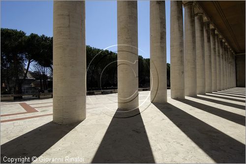 ITALY - ROMA - EUR - Palazzo Mostra della Romanit oggi Museo della Civilt Romana (Pietro Aschieri,Domenico Bernardini,Cesare Pascoletti,e Gino Peressutti,1939-52) - colonnato di raccordo dei due edifici