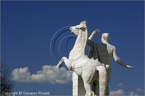 ITALY - ROMA - EUR - Palazzo della Civilt Italiana ora Palazzo della Civilt e del Lavoro (Giovanni Guerrini, Ernesto La Padula e Mario Romano, 1938-43), definito anche il "Colosseo quadrato" e assunto a simbolo del quartiere - particolare di Dioscuro