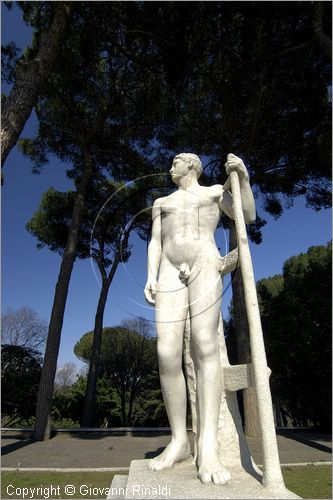 ITALY - ROMA - EUR - statua presso il Palazzo degli Uffici