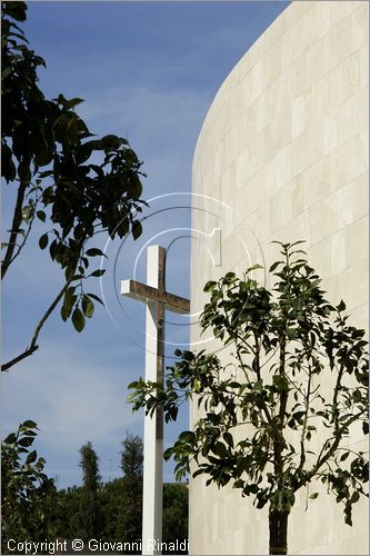 ITALY - ROME - ROMA - Quartiere della Magliana - Chiesa del Santo Volto di Ges (Piero Sartogo e Nathalie Grenon - 2006) - veduta esterna - la croce realizzata dallo scultore Eliseo Mattiacci