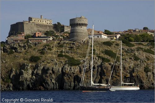 ITALY - TUSCANY - TOSCANA - (Parco dell'Arcipelago Toscano) - ISOLA DI CAPRAIA (LI) - Veduta dal mare della rada del porto