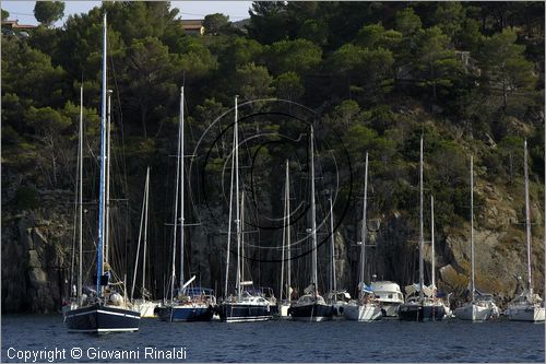 ITALY - TUSCANY - TOSCANA - (Parco dell'Arcipelago Toscano) - ISOLA DI CAPRAIA (LI) - Veduta dal mare della rada del porto