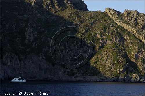 ITALY - TUSCANY - TOSCANA - (Parco dell'Arcipelago Toscano) - ISOLA DI CAPRAIA (LI) - La costa orientale nella Cala del Ceppo presso Punta della Civitata