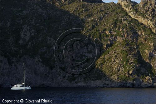 ITALY - TUSCANY - TOSCANA - (Parco dell'Arcipelago Toscano) - ISOLA DI CAPRAIA (LI) - La costa orientale nella Cala del Ceppo presso Punta della Civitata