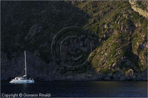 ITALY - TUSCANY - TOSCANA - (Parco dell'Arcipelago Toscano) - ISOLA DI CAPRAIA (LI) - La costa orientale nella Cala del Ceppo presso Punta della Civitata
