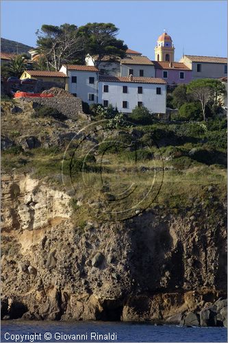 ITALY - TUSCANY - TOSCANA - (Parco dell'Arcipelago Toscano) - ISOLA DI CAPRAIA (LI) - Veduta dal mare della costa sotto il borgo