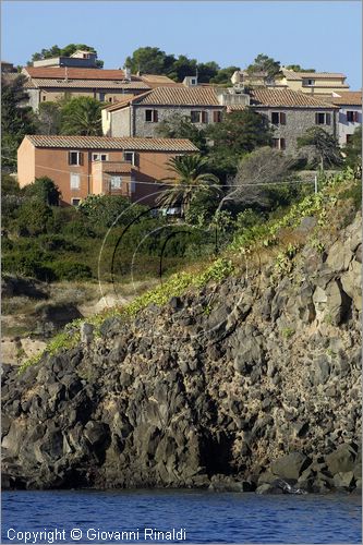 ITALY - TUSCANY - TOSCANA - (Parco dell'Arcipelago Toscano) - ISOLA DI CAPRAIA (LI) - Veduta dal mare della costa sotto il borgo